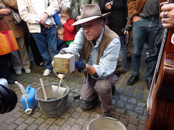 Demnig zeigt den Stolperstien für Fehrentz